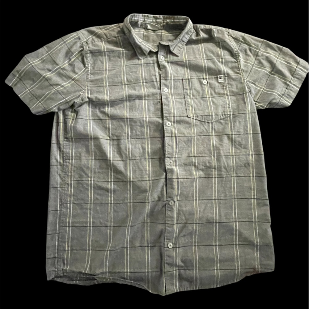 DC Shoes Co Button down short sleeve shirt in size Large